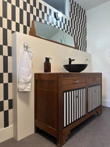 ein Badezimmer mit Waschbecken und Spiegel in der Unterkunft Le Relais de Paulette et Gaston in Poligny