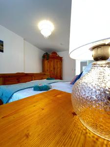 a bedroom with a bed and a table with a lamp at W&D Living-Kunstvoll-Gespannparkplatz & Terrasse in Celle