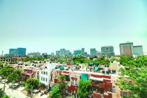 Blick auf eine Stadt mit Gebäuden und Bäumen in der Unterkunft STAAYZ Premium Gurgaon in Gurgaon