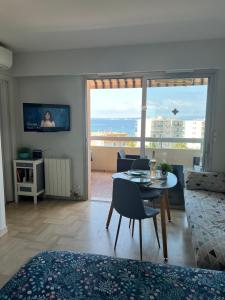 TV a/nebo společenská místnost v ubytování Les Océanides Resort + 11 fotografií