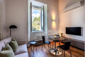 Et opholdsområde på Villa Maderni Breathtaking - by MyHomeInComo