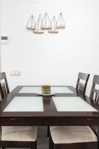 een eettafel met vier modelboten erop bij Patacona Splendor in Valencia