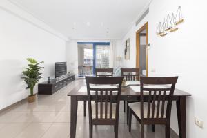 een eetkamer met een houten tafel en stoelen bij Patacona Splendor in Valencia