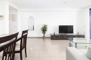 een woonkamer met een televisie en een tafel bij Patacona Splendor in Valencia