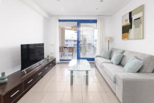 een woonkamer met een bank en een salontafel bij Patacona Splendor in Valencia