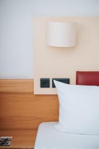 Postel nebo postele na pokoji v ubytování Feringapark Hotel Unterföhring