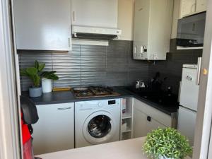 Kuchyň nebo kuchyňský kout v ubytování Les Océanides Resort