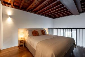 En eller flere senge i et værelse på Villa Maderni Breathtaking - by MyHomeInComo + 37 billeder