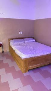 a bed in a room with a purple mattress at Chez Lorenzo 