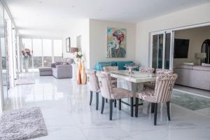 a living room with a dining room table and chairs at Villa El Padrino in Callao Salvaje