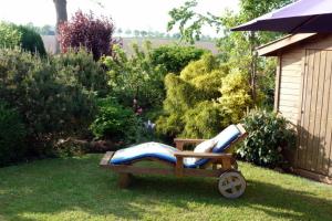 una chaise longue seduta su un prato in un cortile di Bungalow Mumm a Dahme