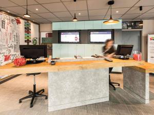 TV a/nebo společenská místnost v ubytování Hotel ibis Rennes Centre Gare Sud