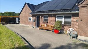una casa con paneles solares encima en La Hasienda, en Geldern