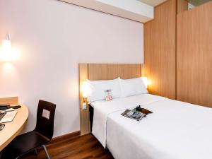 ibis Ourinhos客房内的一张或多张床位