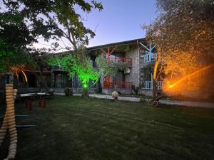 una casa con un cortile di notte con luci di Sokakağzı Otel & Beach a Ayvacık