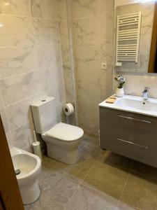 ein Badezimmer mit Toilette und Waschbecken in der Unterkunft Casa Santo António in Peso da Régua + 30 Fotos