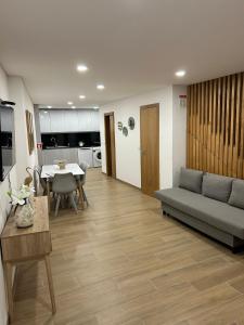 ein Wohnzimmer mit Sofa und Tisch in der Unterkunft Casa Santo António in Peso da Régua