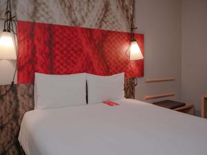 Rúm í herbergi á ibis Lima Reducto Miraflores