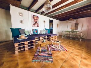 Una sala de estar con un sofá azul y una mesa. en Villa La Cruzanelle, en Sainte-Rose