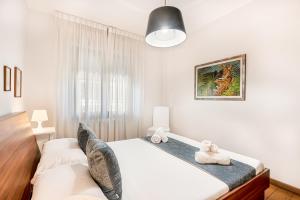 Ένα ή περισσότερα κρεβάτια σε δωμάτιο στο GOLDEN LUXE - Private Garden 3 Bedrooms and Parking