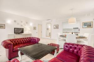 Μια τηλεόραση ή/και κέντρο ψυχαγωγίας στο GOLDEN LUXE - Private Garden 3 Bedrooms and Parking