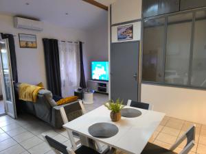 a living room with a table and a couch at Appartement provençal in Vedène