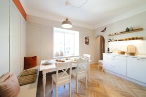 Kuchyň nebo kuchyňský kout v ubytování Orange Flat by GrazRentals highest standard & free parking