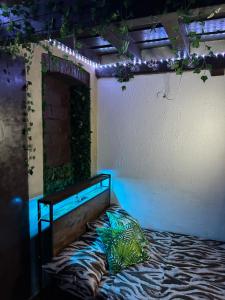 Una cama en una habitación con luces encendidas. en Oasi Del Desiderio, en Verona