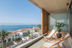 圣米格尔德阿沃纳Kora Tigot的带椅子的阳台，可欣赏海景