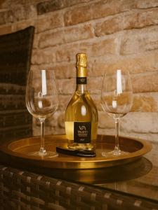 Una botella de vino y dos copas de vino en una mesa en Oasi Del Desiderio, en Verona