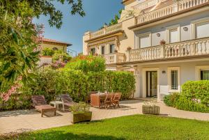 Κήπος έξω από το GOLDEN LUXE - Private Garden 3 Bedrooms and Parking