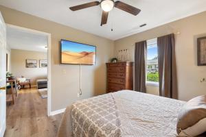 Ένα ή περισσότερα κρεβάτια σε δωμάτιο στο 2 bed 1 bath In-unit laundry, pet friendly,carport