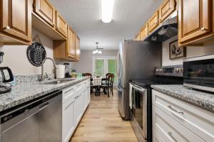 Η κουζίνα ή μικρή κουζίνα στο 2 bed 1 bath In-unit laundry, pet friendly,carport