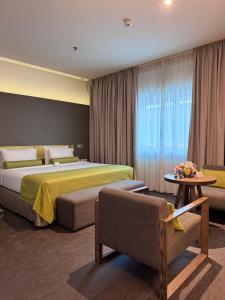 A bed or beds in a room at 72 Hotel Sharjah