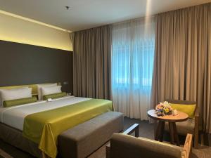 A bed or beds in a room at 72 Hotel Sharjah