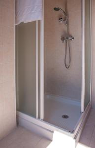 y baño con ducha y puerta de cristal. en Residence Miravalle & Stella Alpina, en Valdobbiadene