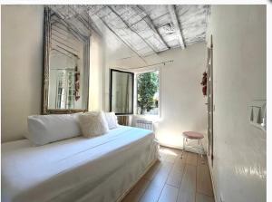 Un dormitorio blanco con una cama grande y una ventana. en Oro Blanco, en Florencia