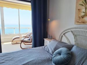 a bedroom with a bed with a view of the ocean at APARTAMENTO Los CISNES in Benalmádena +37 photos