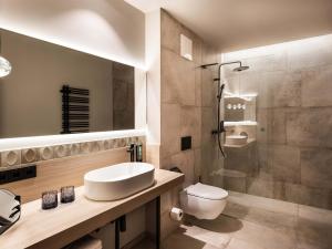 施瓦茨Schlosshotel Mitterhart的带水槽、马桶和淋浴的浴室