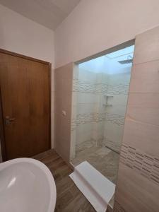 a bathroom with a toilet and a glass shower at Bellavista Monolocale in Foligno