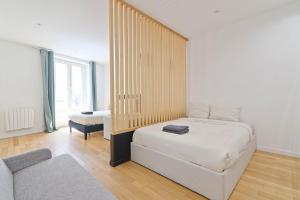 une chambre avec un lit et une chaise dans une pièce dans l'établissement 1 Bedroom Apartment - 6P - Republique, Paris, à Paris