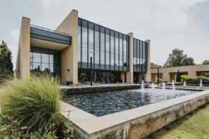 ein Gebäude mit einem Teich davor in der Unterkunft Bonington Student Village in Suton Bonington in Sutton Bonington