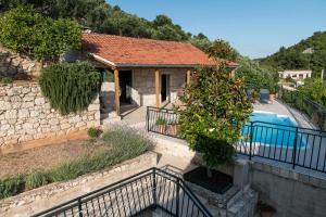 a villa with a swimming pool and a house at BACINELLA apartmani in Baćina