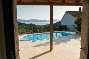 a view of a swimming pool from a house at BACINELLA apartmani in Baćina