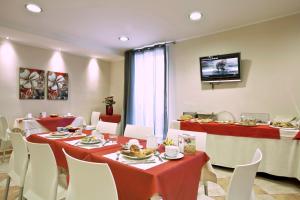 Uma TV ou centro de entretenimento em Hotel San Martino