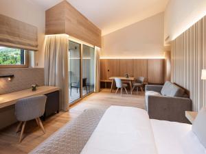 施瓦茨Schlosshotel Mitterhart的一间带床、桌椅的酒店房间