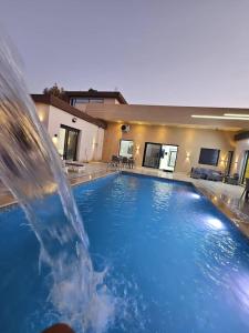 Πισίνα στο ή κοντά στο Dar El Oualidine belle villa familiale avec piscine privée sans vis a vis