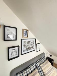 een slaapkamer met vier schilderijen aan een witte muur bij Soh Rent Strasbourg Studio 3 Tv-Wifi Proche Gare in Straatsburg