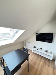 een woonkamer met een tafel en een tv bij Soh Rent Strasbourg Studio 3 Tv-Wifi Proche Gare in Straatsburg