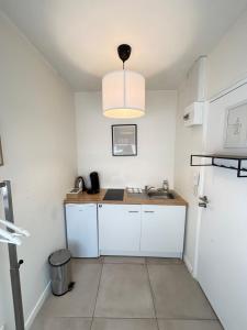 een kleine keuken met een spoelbak en een koelkast bij Soh Rent Strasbourg Studio 3 Tv-Wifi Proche Gare in Straatsburg